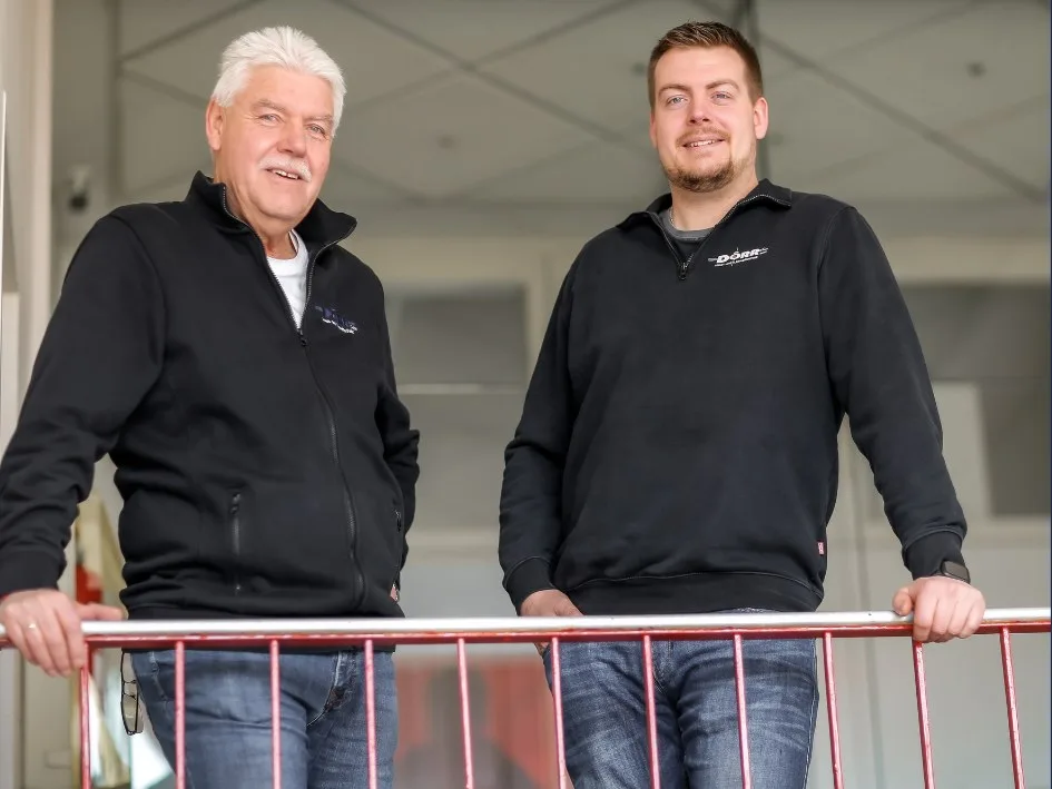 Dieter Dörr und Henrik Dörr nebeneinander an einem Geländer