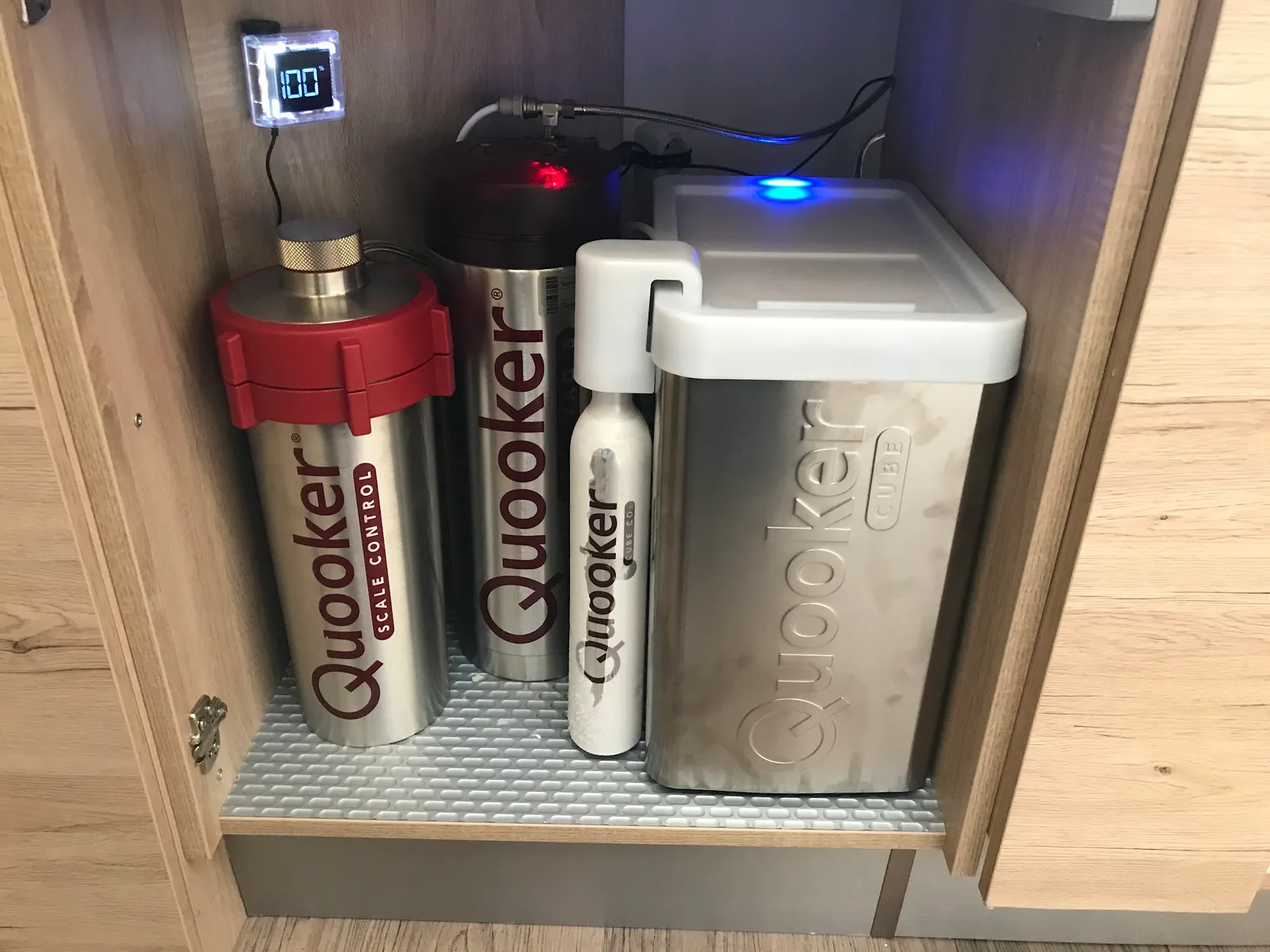 Quooker-Reservoir und Wasserfilter im Unterschrank einer Küche