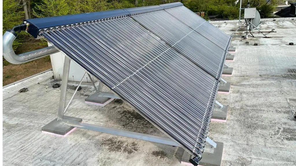 Röhrenkollektoren einer Solarthermieanlage auf einem Flachdach